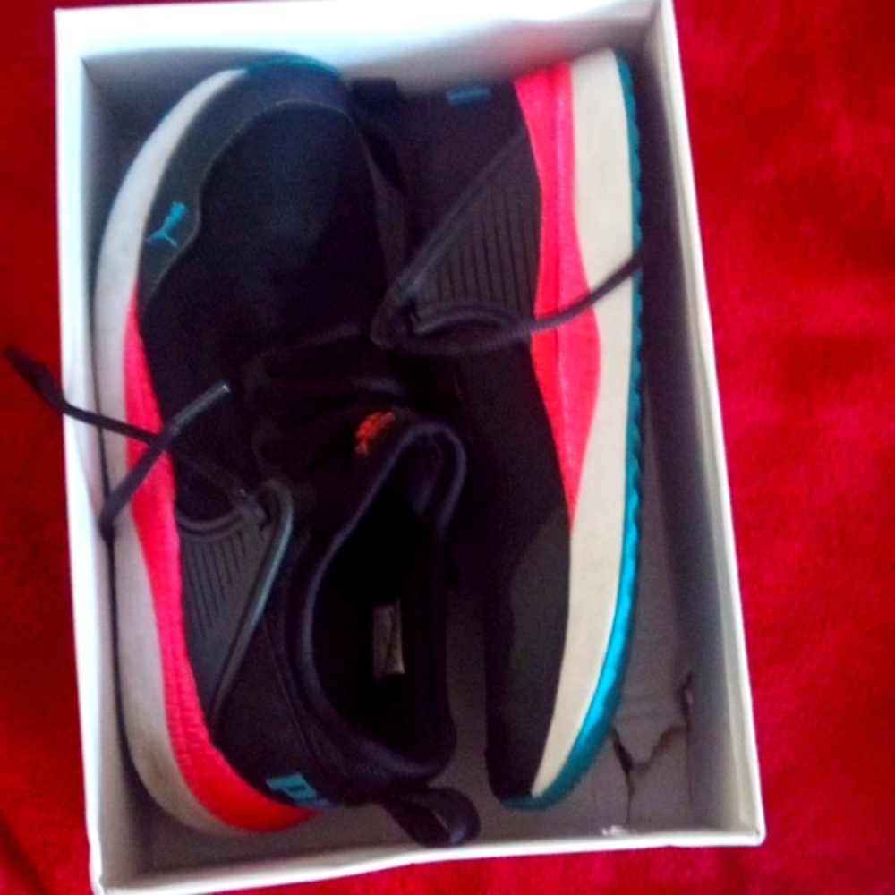 Size 8 puma tennis shoes